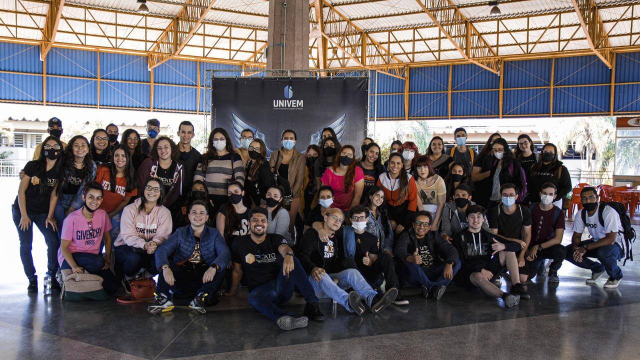 Alunos dos cursos de graduação do Univem protagonizaram trote solidário em ONG de proteção animal em Marília
